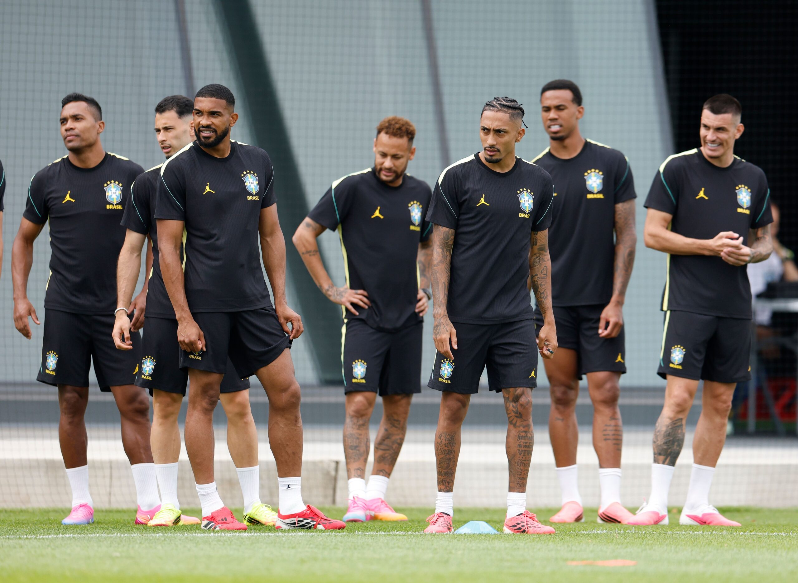 Neymar treina sem restrições e pode estrear na Copa