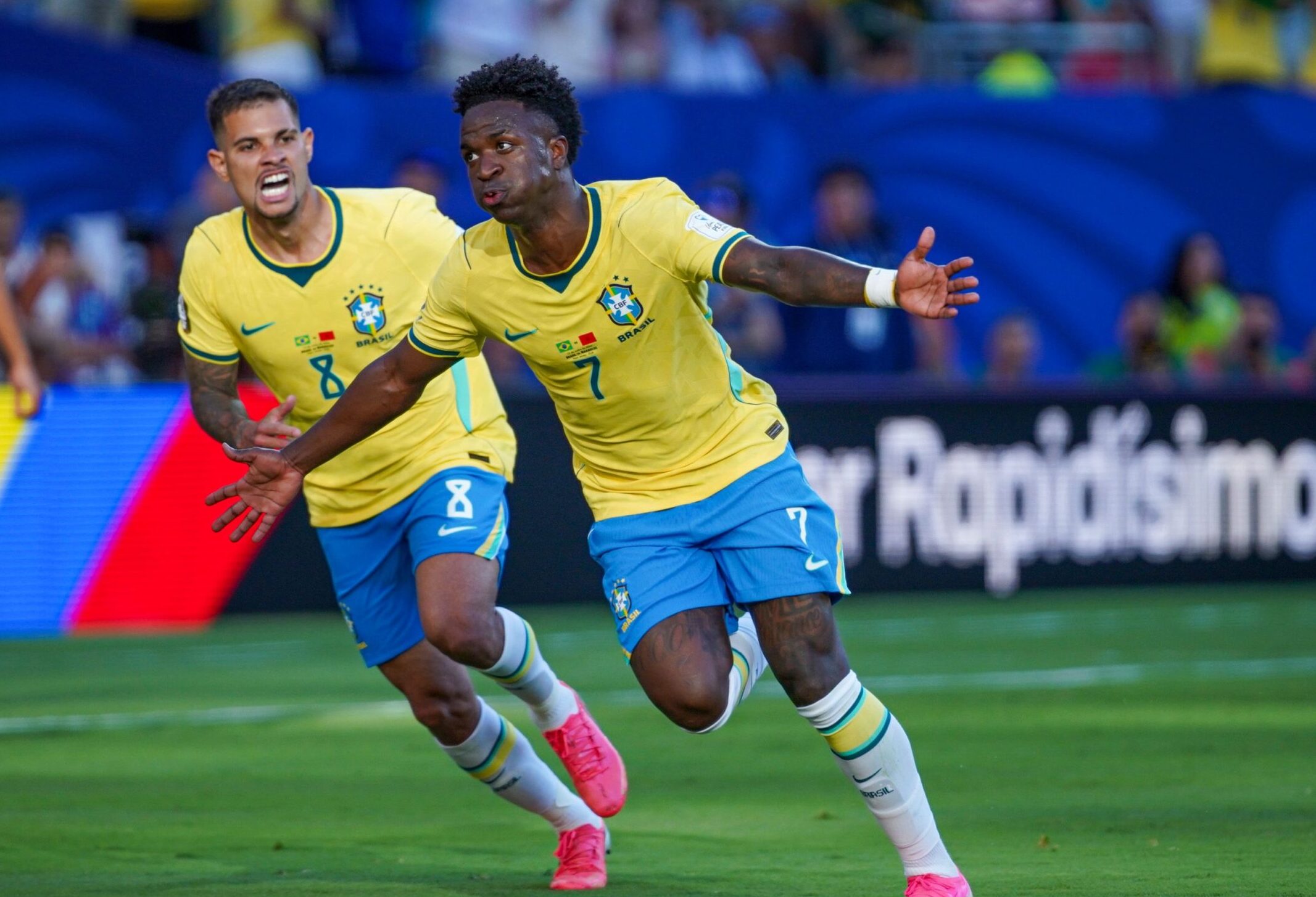 Brasil goleia Escócia e avança em 1º com show de Vini Jr.