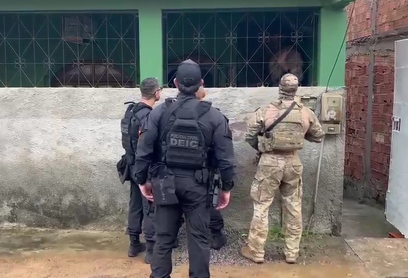 Integrante do Baralho do Crime é preso após fazer família refém