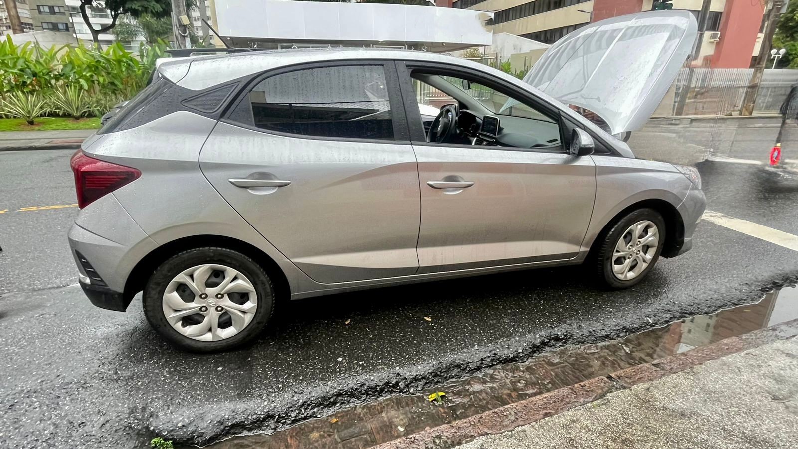 PM recupera carro roubado durante operação na Graça