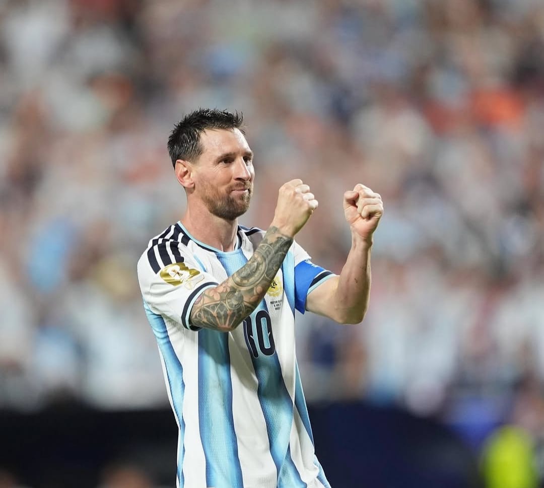 Messi faz história, Argentina vence e avança na Copa