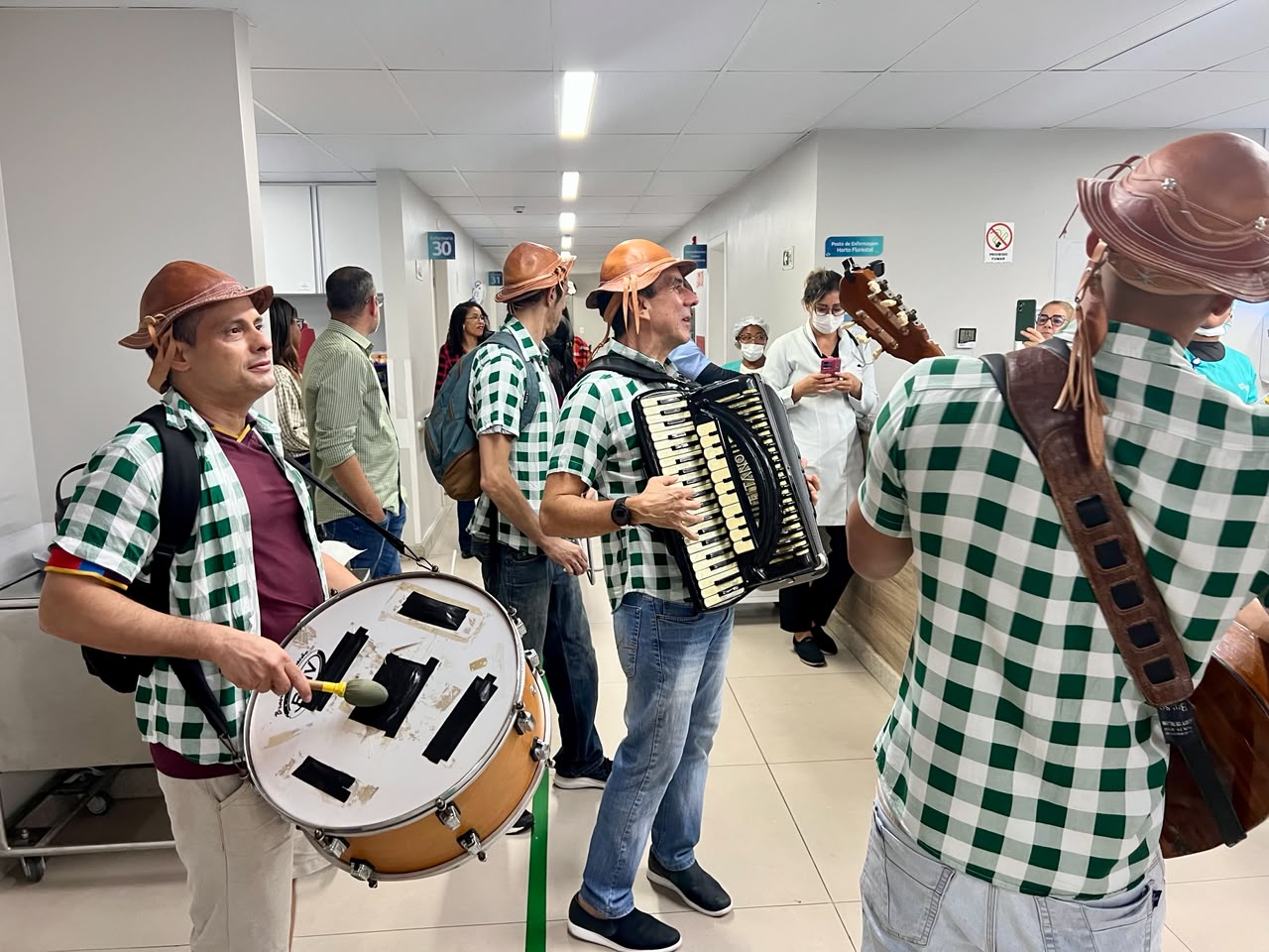 Forró em hospital de Salvador leva clima junino a pacientes
