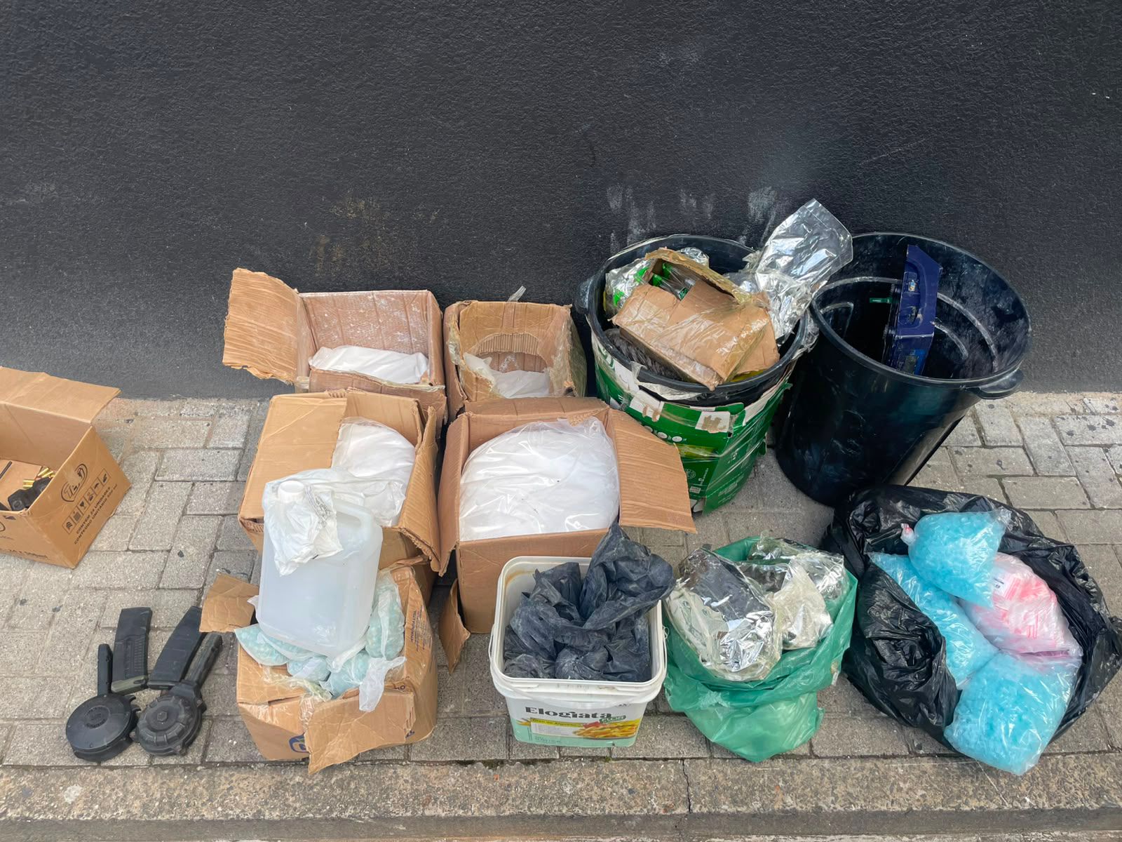 PM desmonta laboratório de drogas e apreende 57 kg de entorpecentes