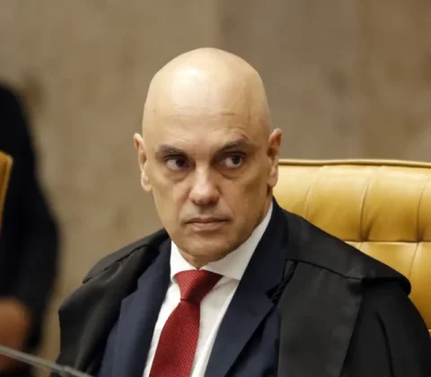 Imagem do post Moraes suspende visitas de Flávio Bolsonaro ao ex-presidente por 90 dias