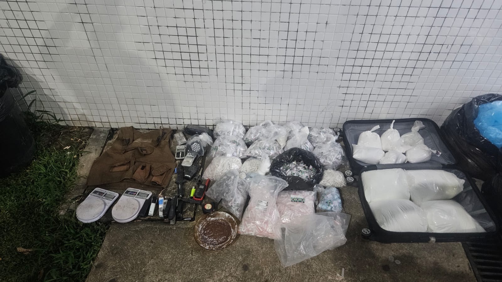 PM apreende mais de 100 kg de cocaína em laboratório em Pernambués