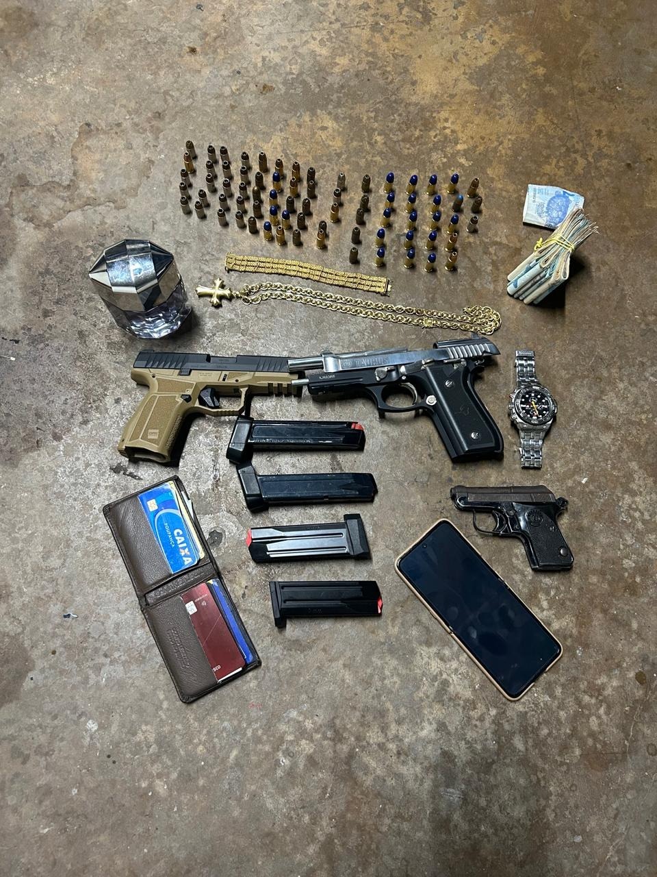 PM apreende três armas e recupera carro roubado em Salvador