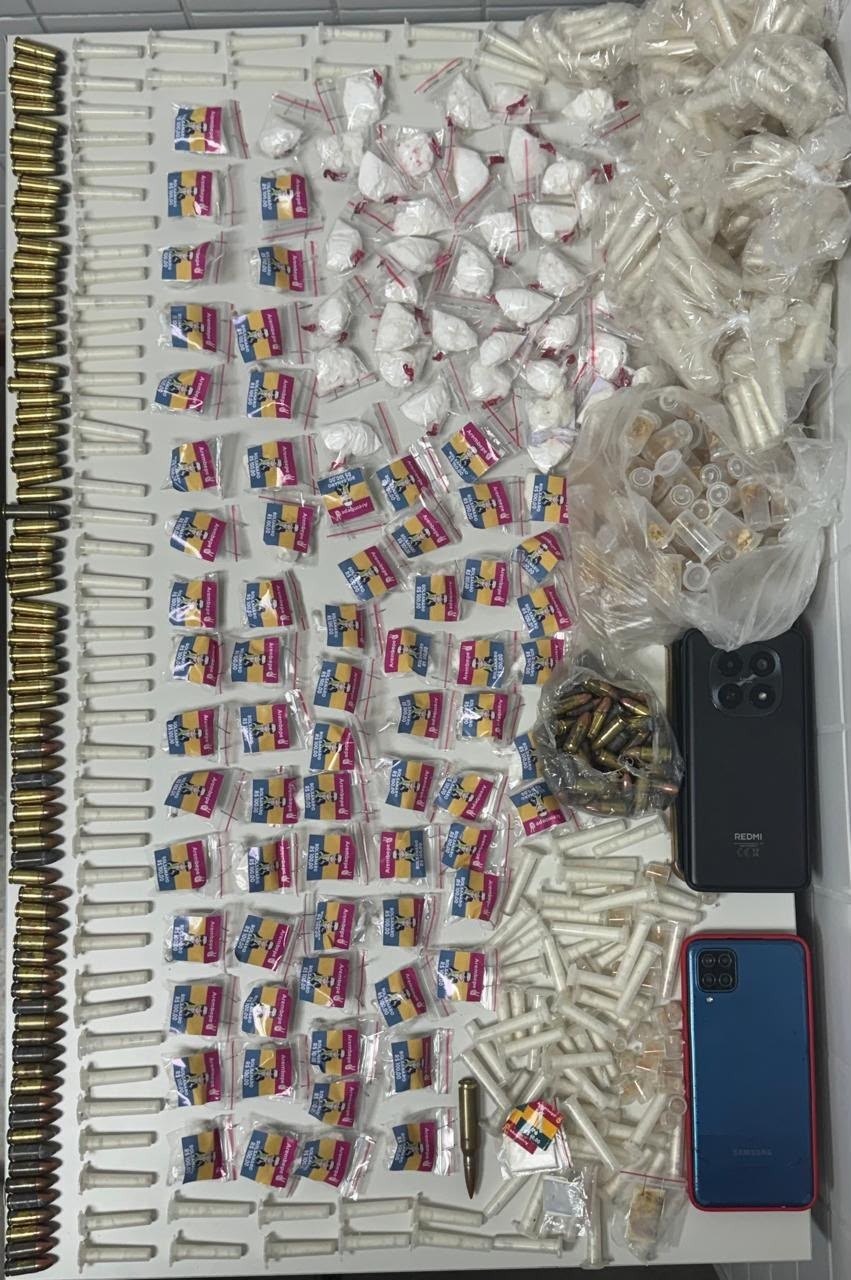 PM apreende mais de 700 porções de drogas e prende dupla em Arembepe