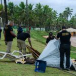 Prefeitura de Lauro remove barracas irregulares da orla