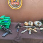 PM apreende fuzil, submetralhadoras e drogas em Itapuã