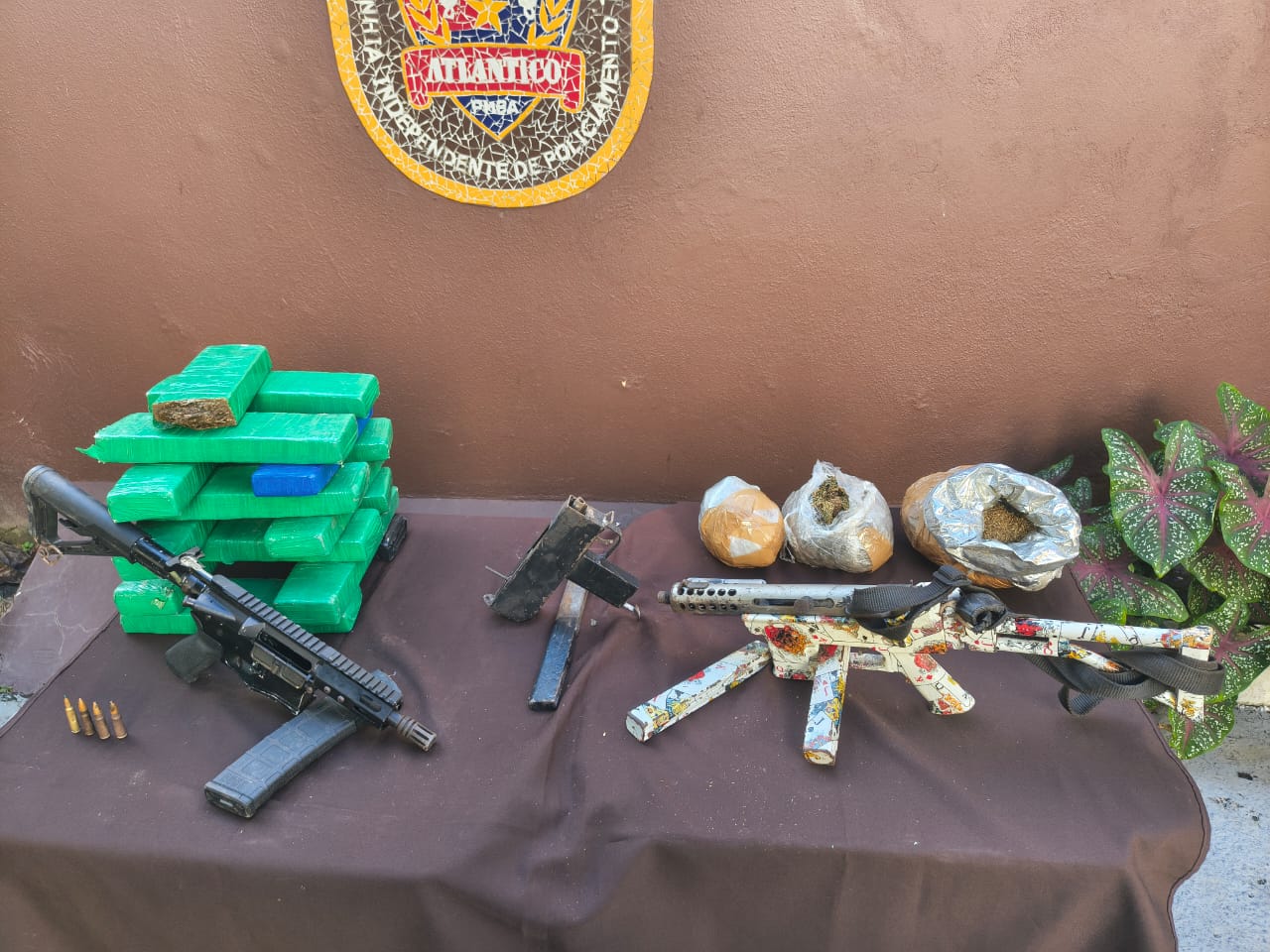 PM apreende fuzil, submetralhadoras e drogas em Itapuã