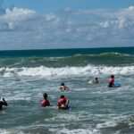 Projeto leva aulas de surf a estudantes em Lauro