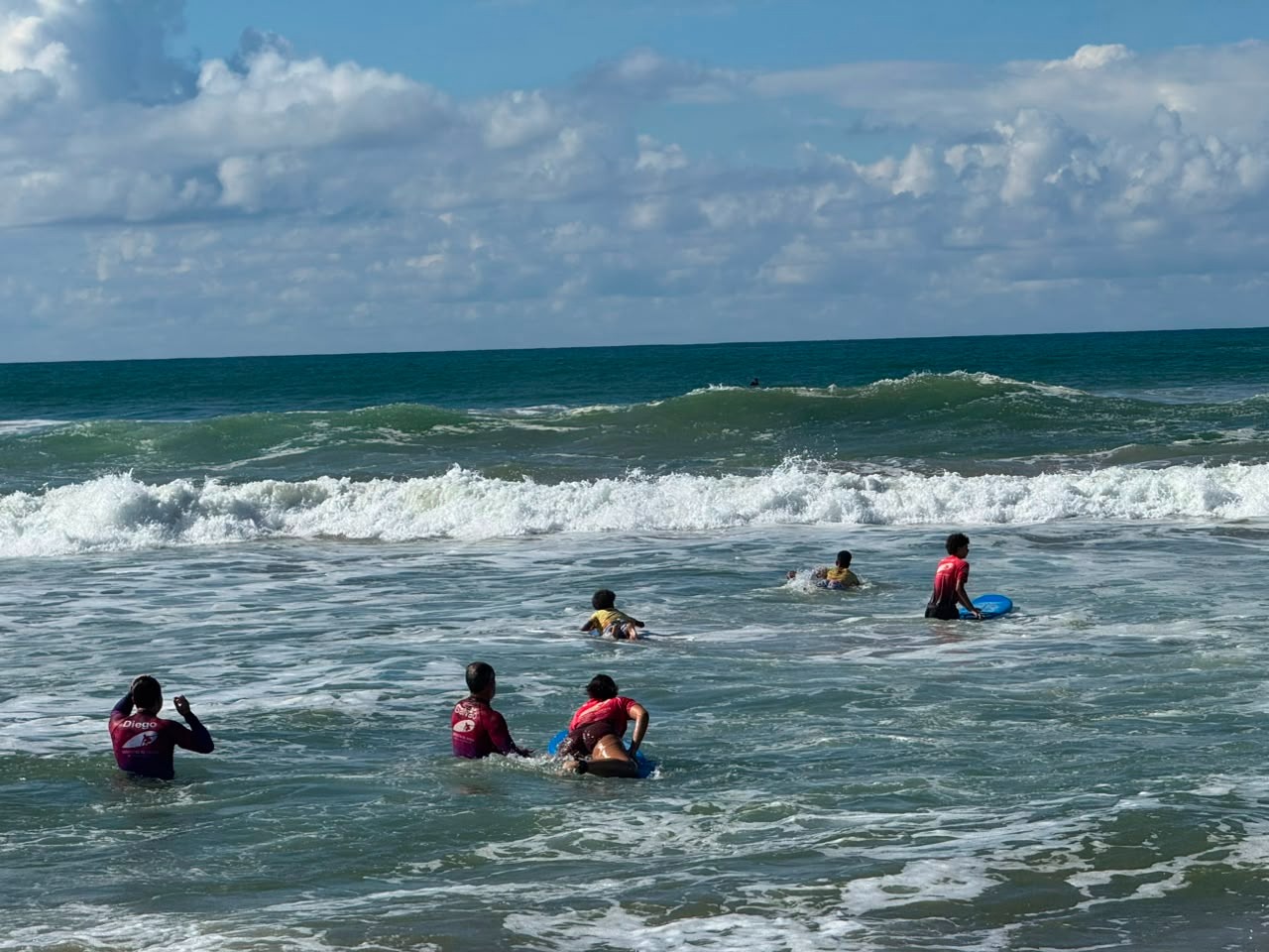 Projeto leva aulas de surf a estudantes em Lauro