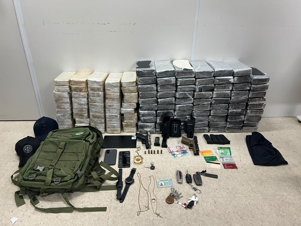 Carga milionária? Polícia encontra 119 kg de drogas em shopping de Salvador