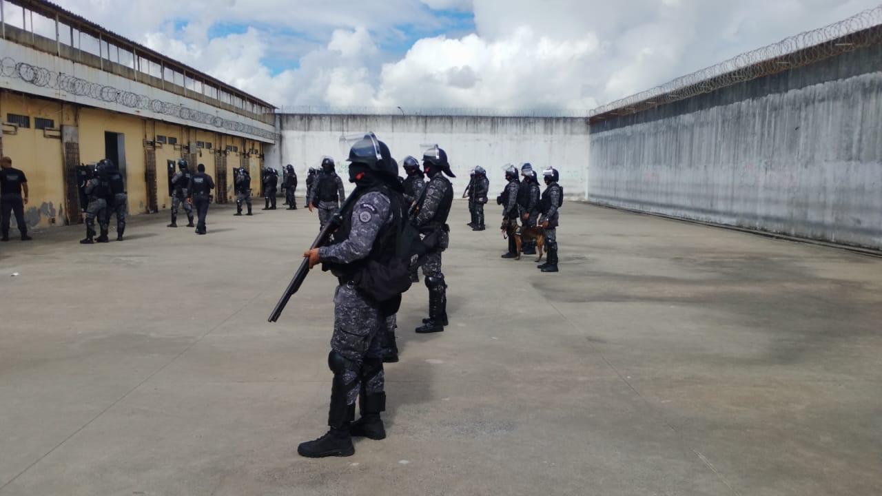 Operação Angerona II reforça segurança no presídio de Feira de Santana