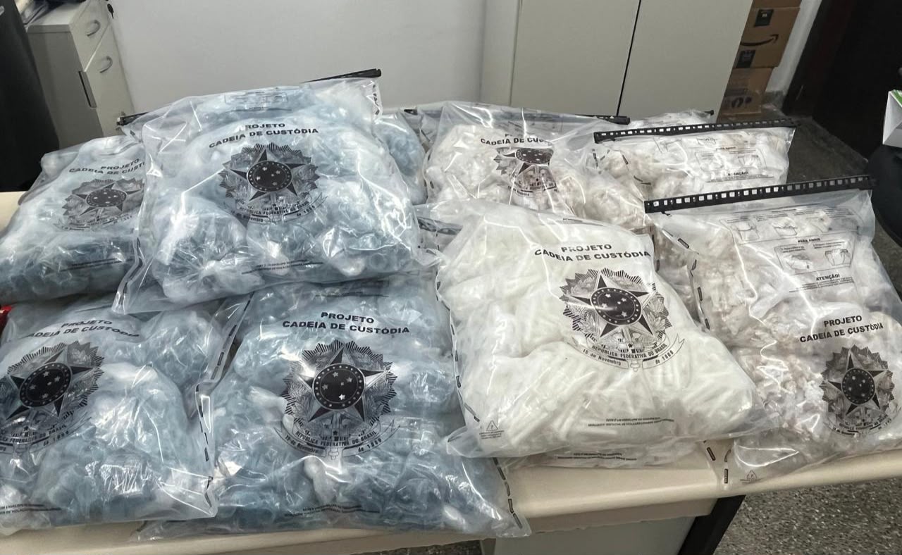 Polícia encontra 10 mil porções de drogas em depósito de facção em Camaçari