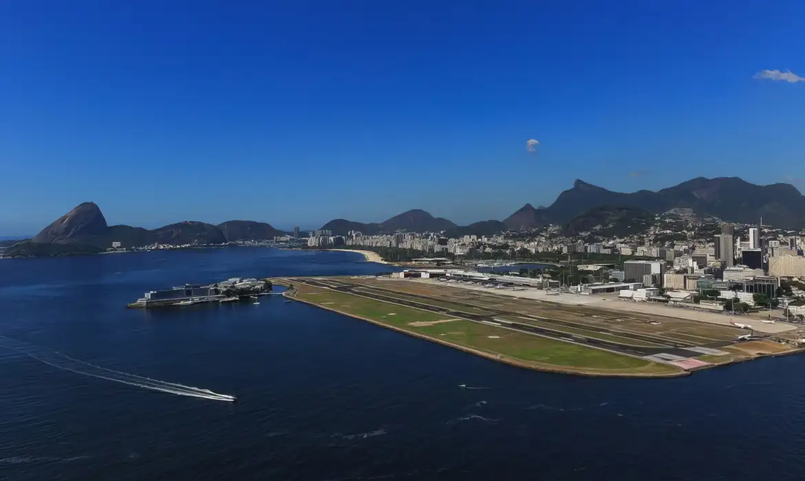 Jatinho sai da pista e fecha aeroporto Santos Dumont