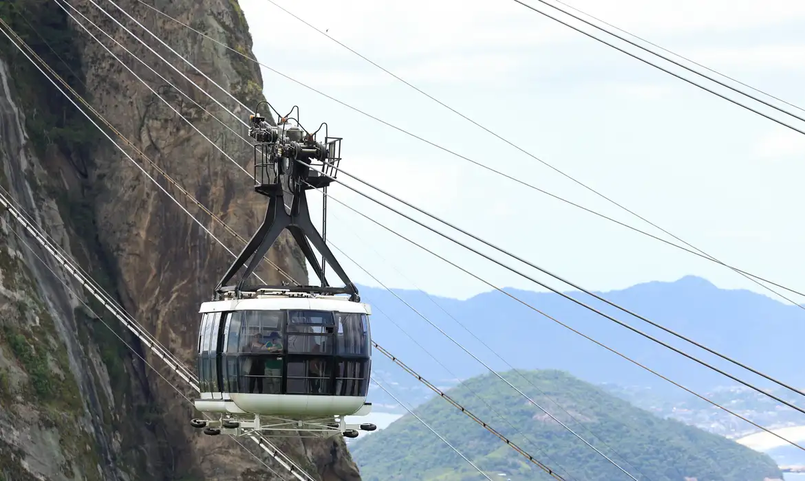 Ventania fecha Cristo Redentor e pontos turísticos no Rio
