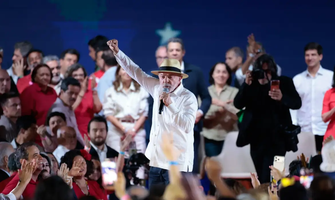 Lula oficializa candidatura à Presidência e repete chapa com Alckmin