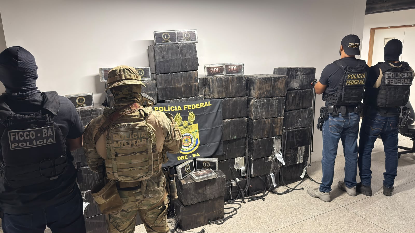 PF e PM apreendem quase 1 tonelada de cocaína no Porto de Salvador
