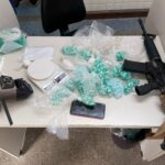 PM apreende fuzil 5,56 e mais de 500 porções de cocaína em Salvador