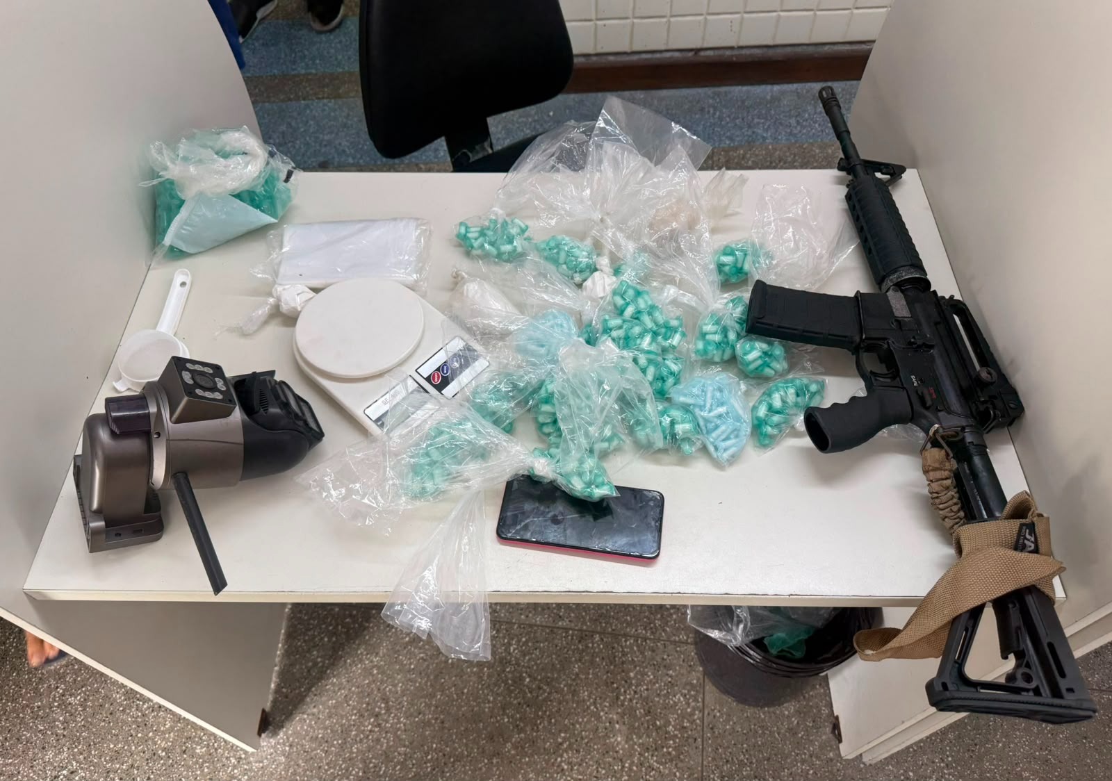 PM apreende fuzil 5,56 e mais de 500 porções de cocaína em Salvador