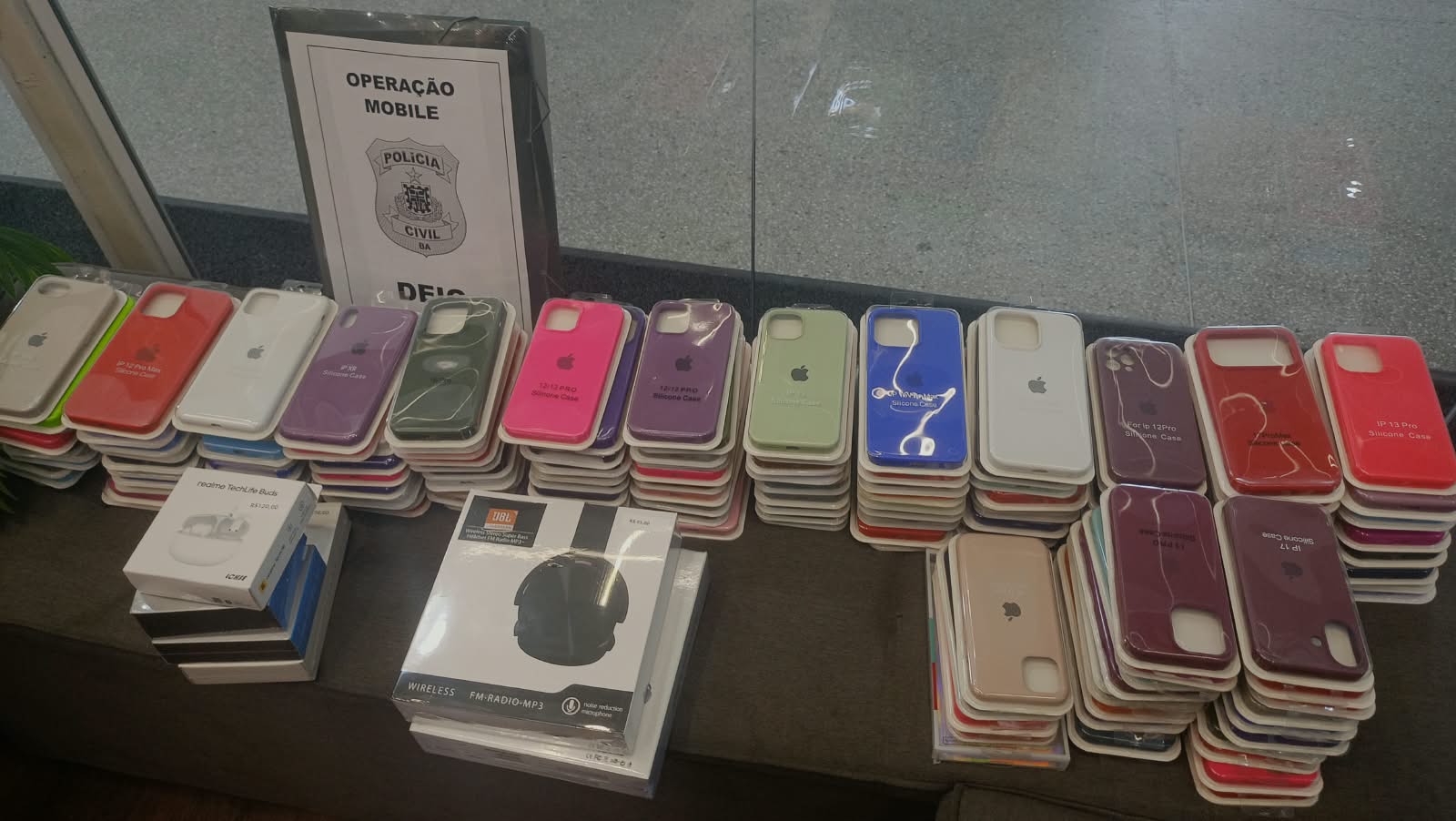 Operação Mobile apreende 28 celulares e mais de mil acessórios