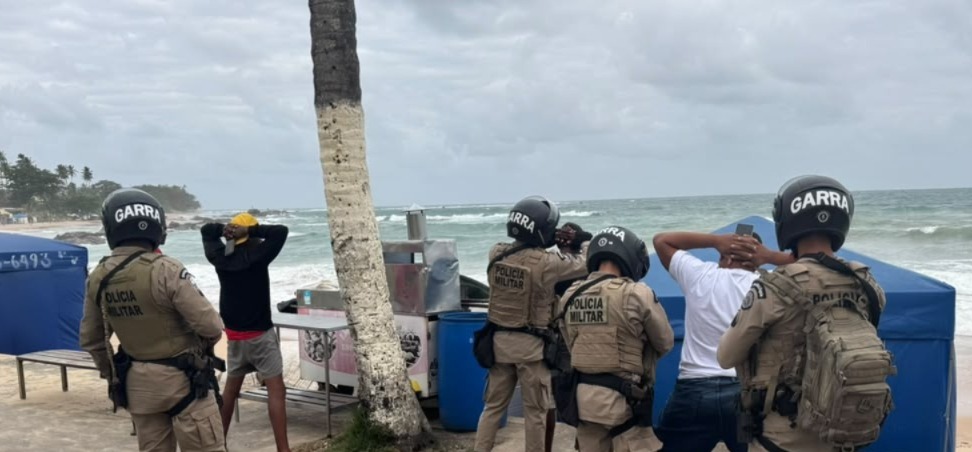 Itapuã: PM encontra mais de 200 porções de drogas enterradas