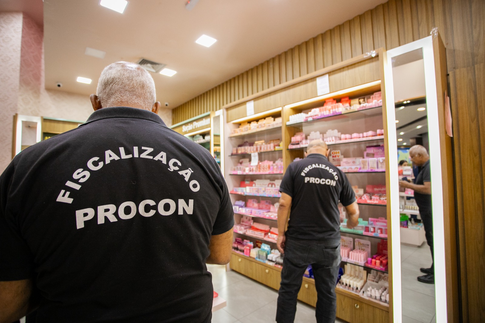 Procon fiscaliza lojas de cosméticos em Lauro de Freitas