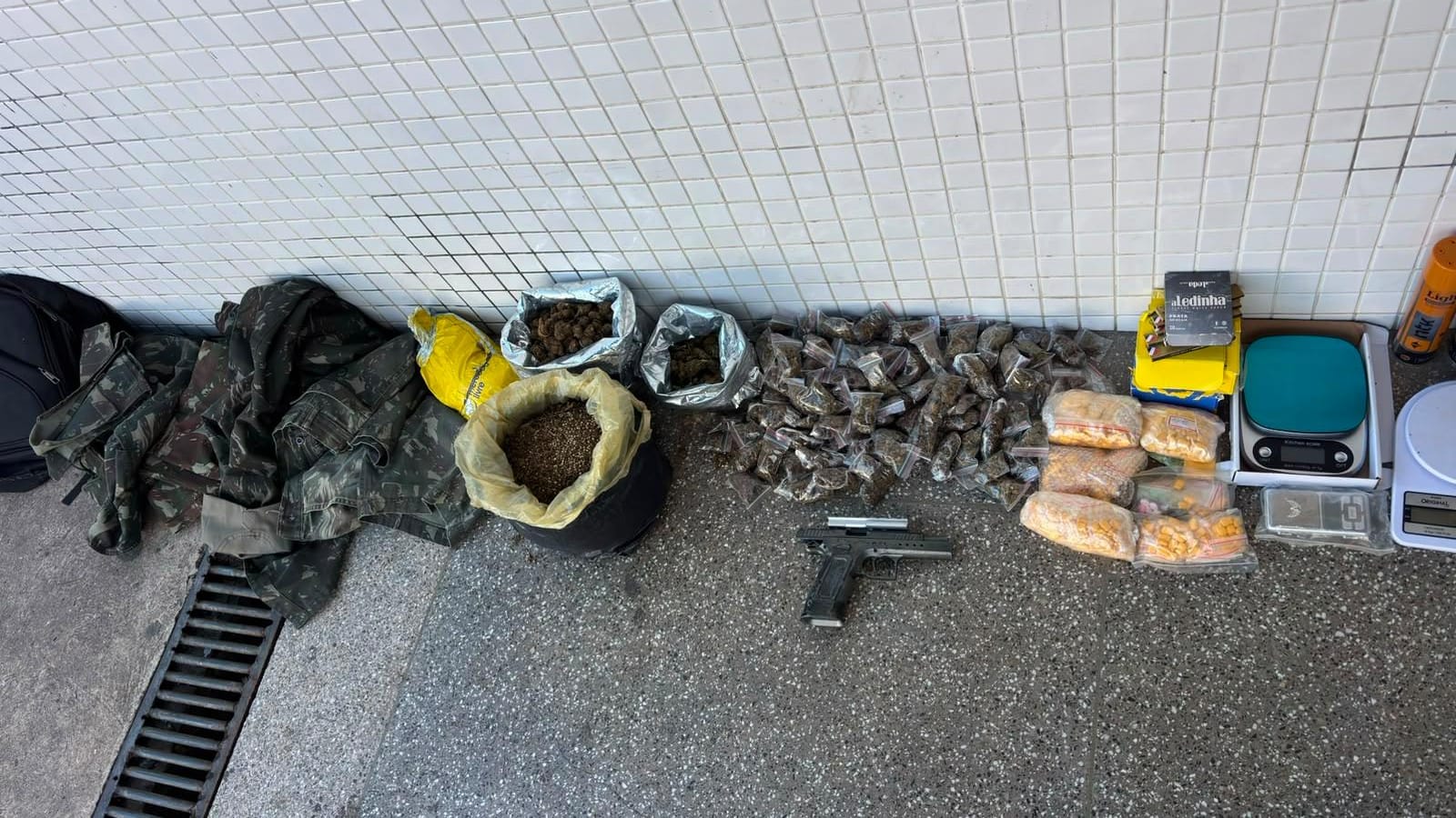 PM apreende cerca de 10 kg de drogas no Doron