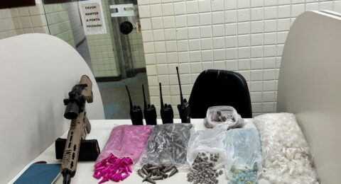 Imagem do post Fuzil e 2 mil porções de drogas são apreendidos em Salvador