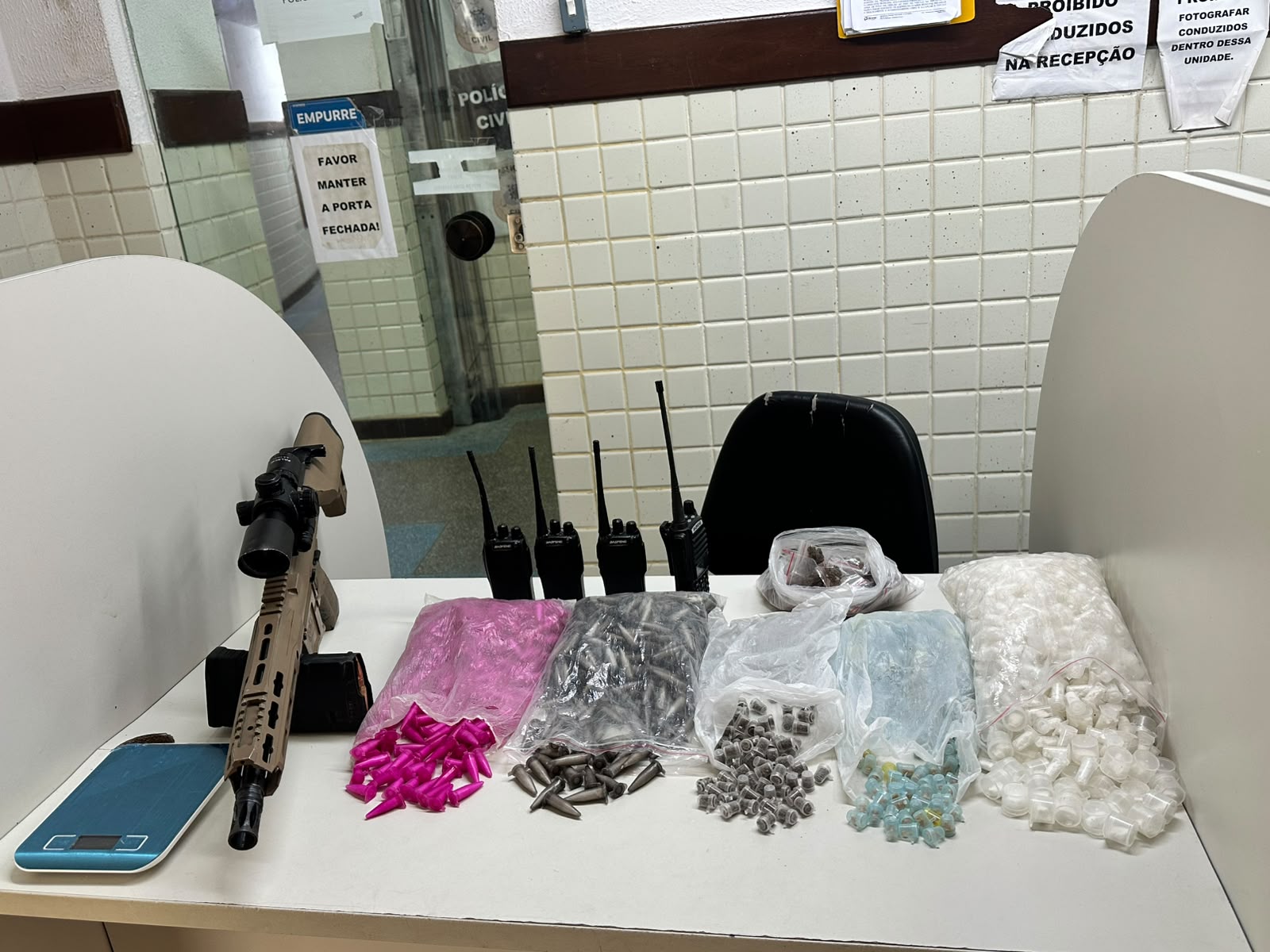 Fuzil e 2 mil porções de drogas são apreendidos em Salvador