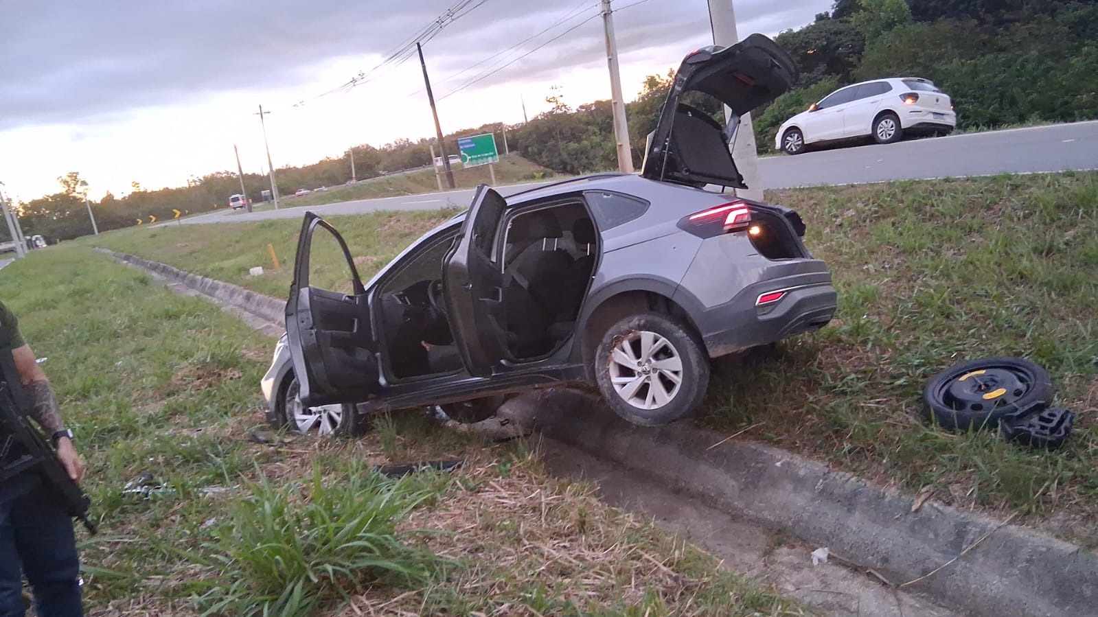 Carro roubado é recuperado horas depois em Camaçari