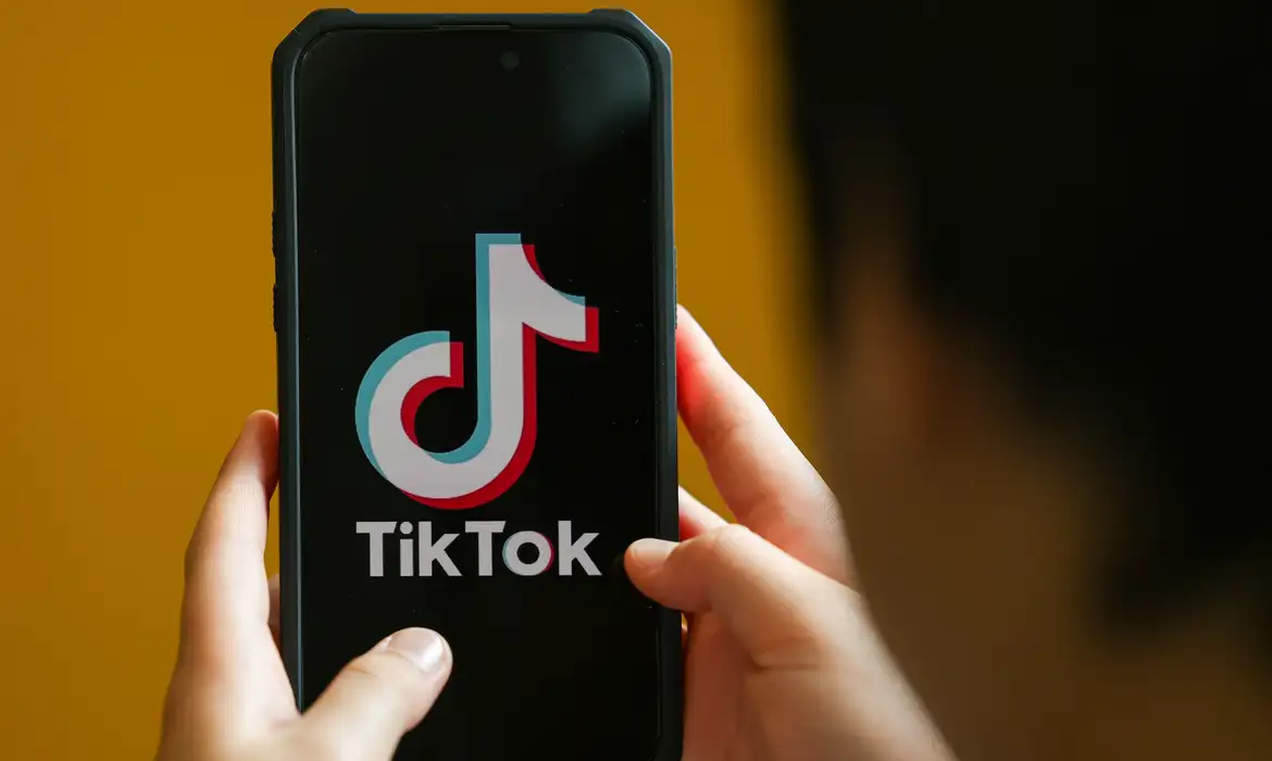 TikTok é multado em mais de R$ 153 milhões no Brasil
