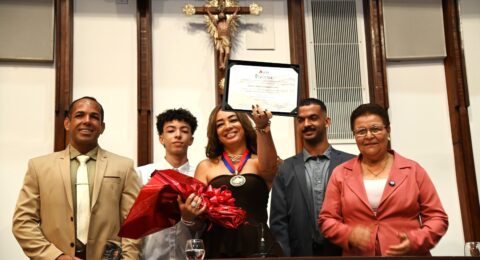 Imagem do post ALBA entrega Comenda 2 de Julho a Sinaide Coelho