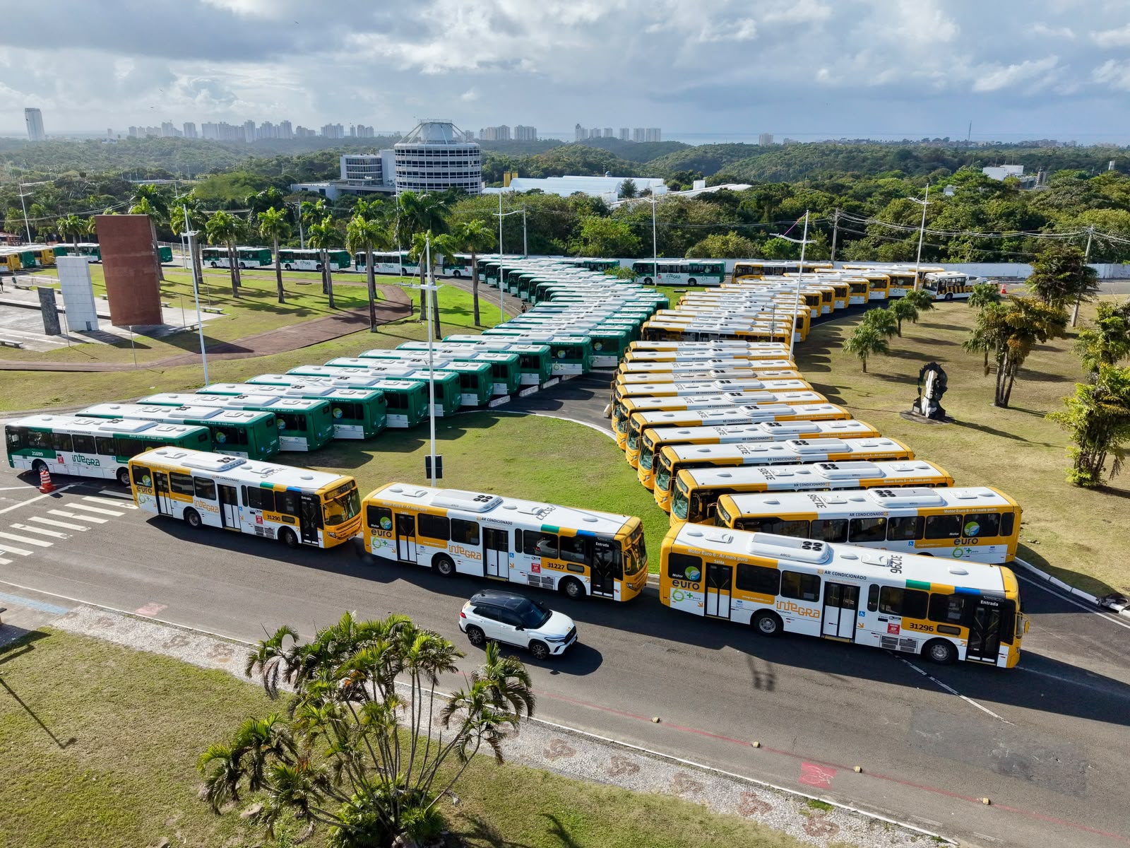 Novos ônibus começam a circular em Salvador; veja linhas