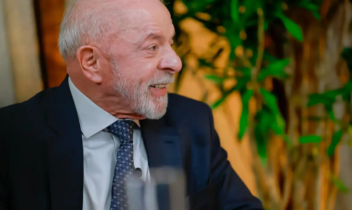 Lula anuncia abertura de sigilos e desafia Flávio