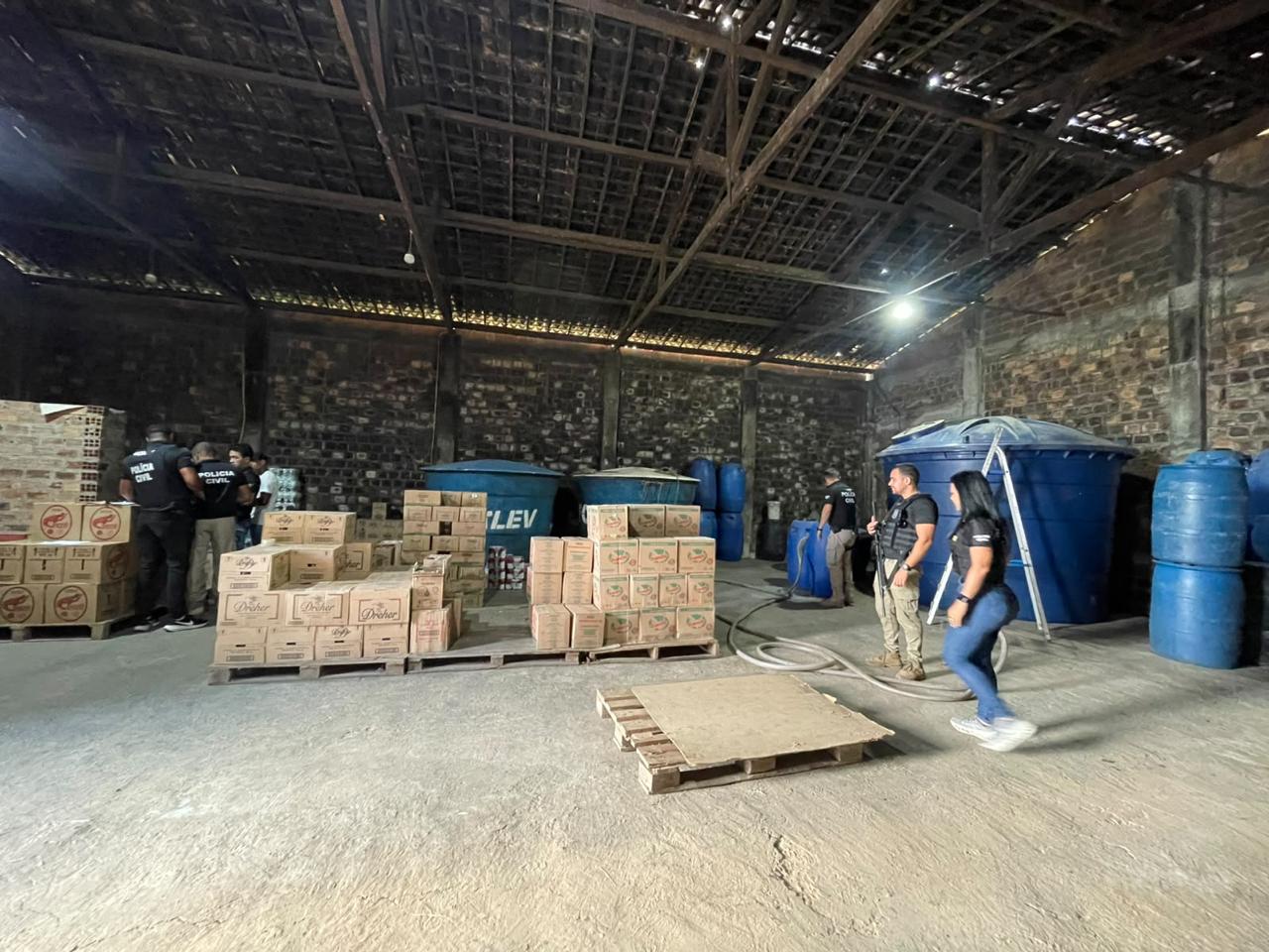 Polícia apreende 5 mil litros de bebidas em Itapicuru