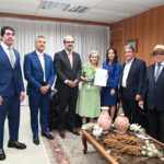 Ivana Bastos recebe contas de 2025 e proposta do TCE-BA