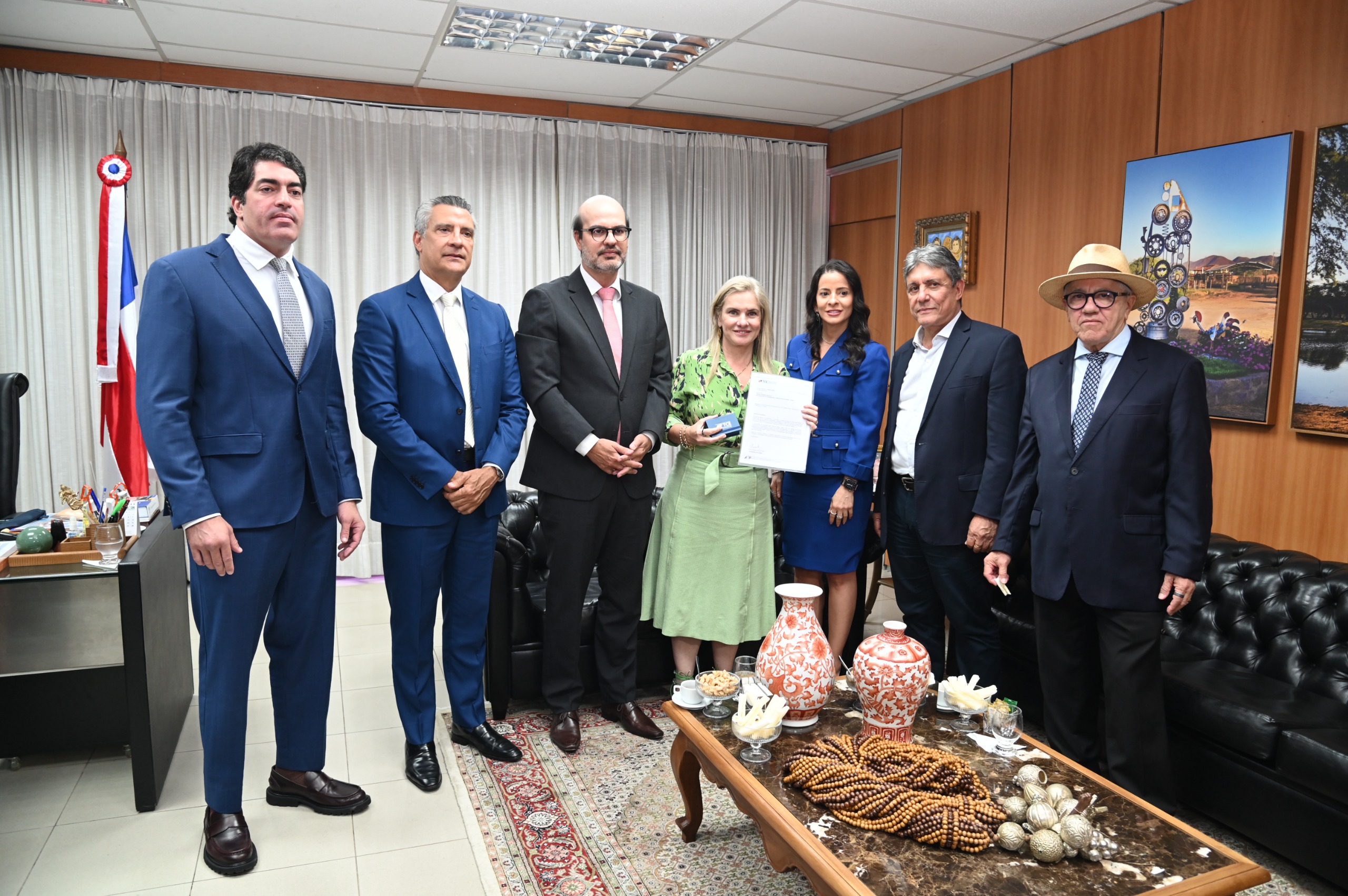 Ivana Bastos recebe contas de 2025 e proposta do TCE-BA