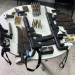 PM prende cinco e apreende armas