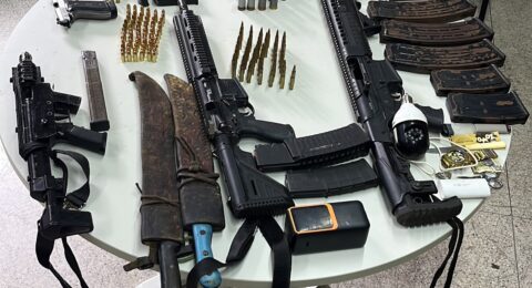 Imagem do post PM prende cinco e apreende armas