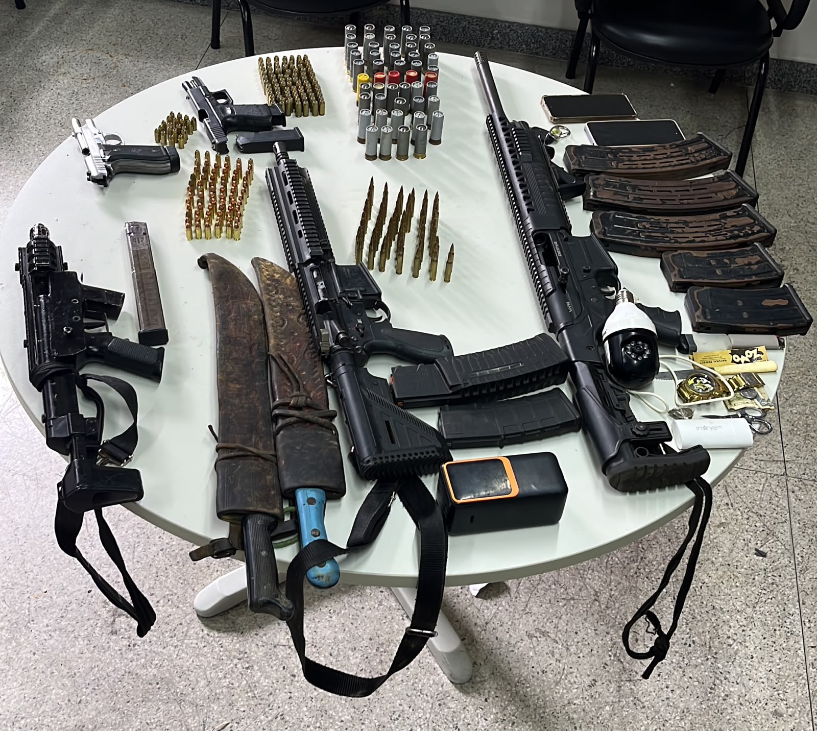 PM prende cinco e apreende armas
