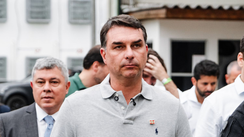 Flávio Bolsonaro deixa o Brasil rumo aos EUA, diz Agência